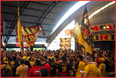 Salão coberto com torcedores