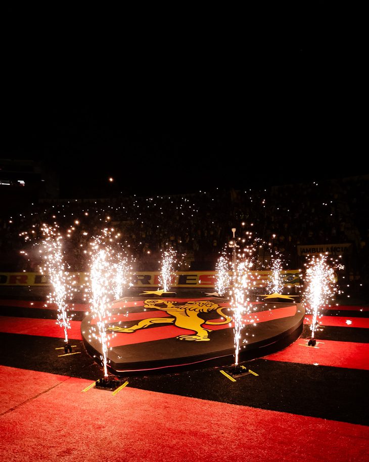 Escudo 3D no gramado com fogos e arquibancada lotada