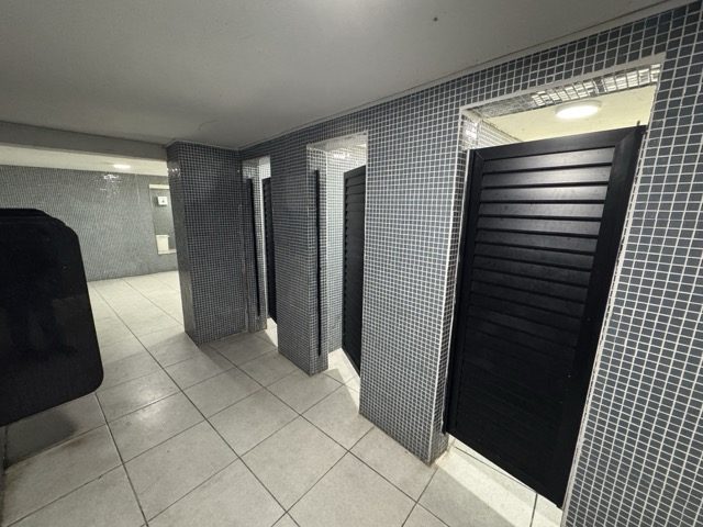 Banheiro da sede reformado com portas novas e pastilha