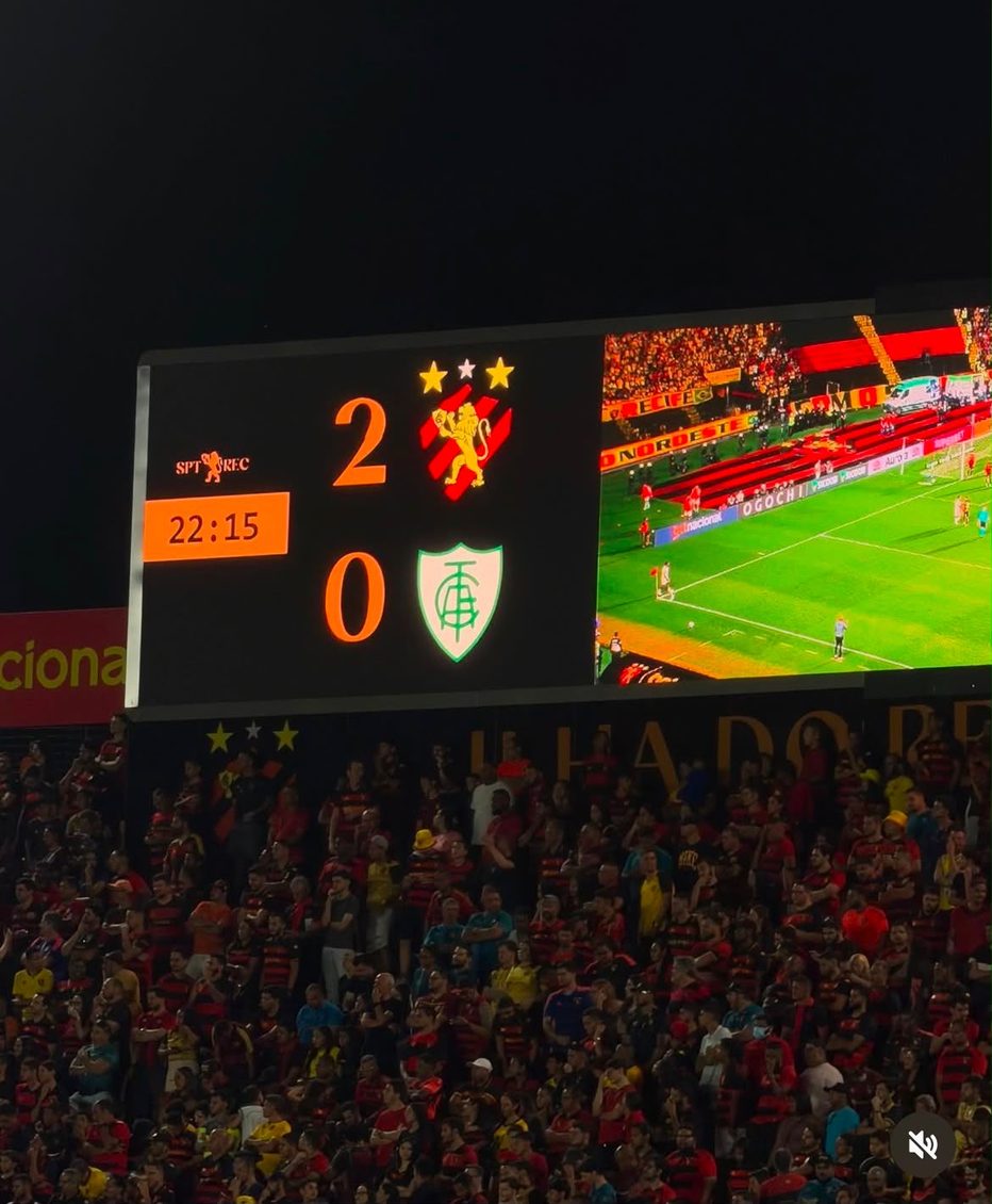 Placar eletrônico Sport 2×0 com transmissão ao vivo e arquibancada lotada