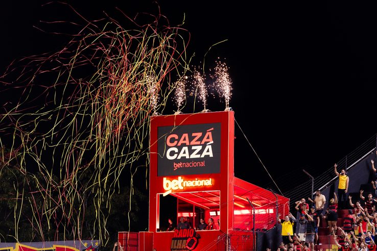 Inauguração da Rádio Ilha Betnacional com fogos e serpentinas