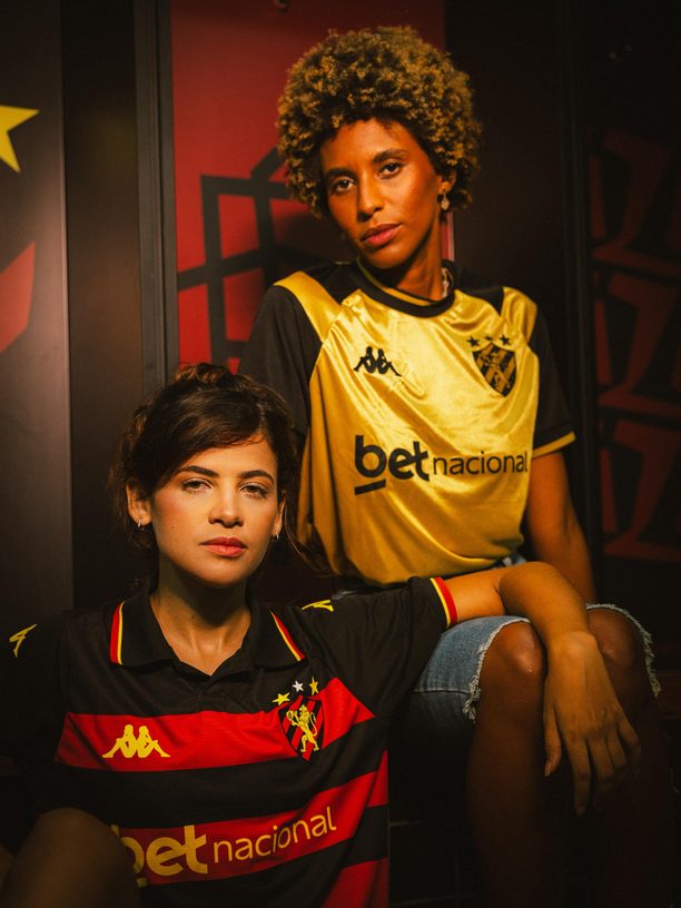 Torcedoras posam com novos uniformes Kappa