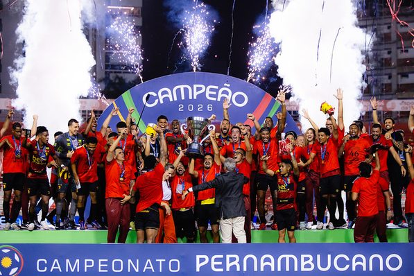Elenco ergue a taça do Campeonato Pernambucano