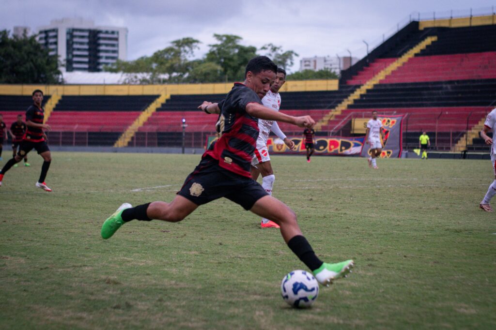 Leão segue na luta pela classificação para a próxima fase (Foto: Igor Cysneiros)