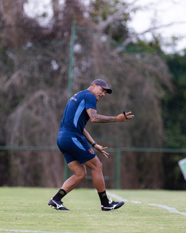 Depois de estreias com gols na época de jogador, Roger Silva busca vencer em seu primeiro jogo na área técnica do Leão