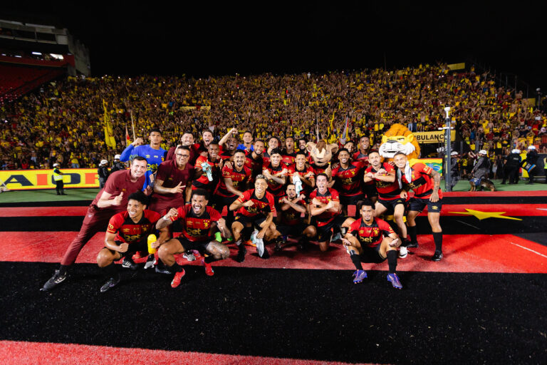 Elenco rubro-negro comemora avanço às semifinais com a torcida (Foto: Paulo Paiva/SCR)
