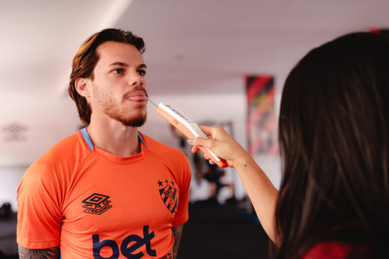 Barletta realiza teste de hidratação (Foto: Paulo Paiva/SCR)