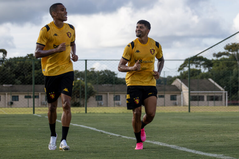 Laterais, os novados Edson Lucas e Madson no treino desta segunda-feira. Foto: Igor Cysneiros/SCR