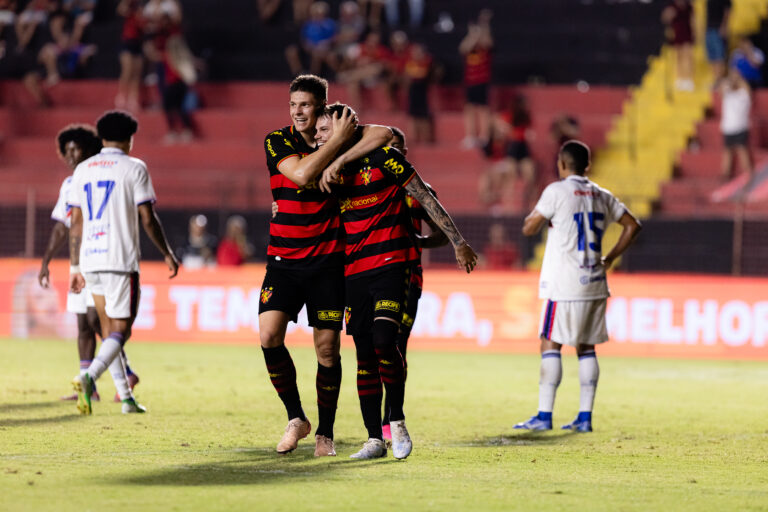 Perotti comemora com Barletta, um dos "presenteados" com uma das três assistências no jogo. Foto: Paulo Paiva/SCR