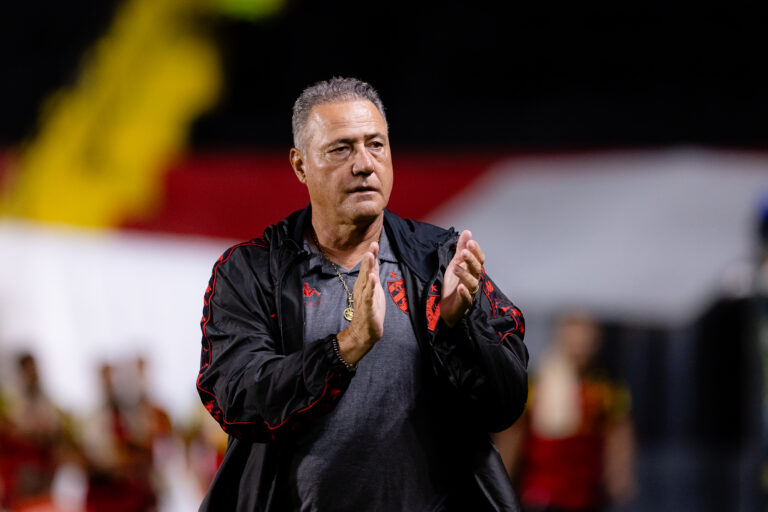 Márcio Goiano foi aplaudido pela torcida e retribuiu quando entrou em campo antes do jogo. Foto: Paulo Paiva/SCR