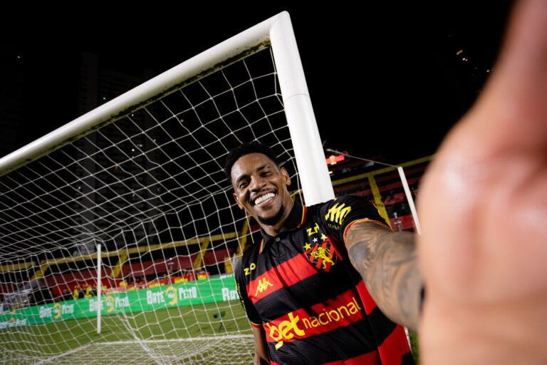 Clique nas redes que a bola encontrou o gol da vitória rubro-negra, em linda cobrança de falta. Foto: Paulo Paiva/SCR