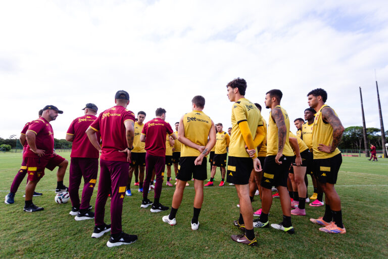 Técnico Mariano Soso sempre conversa com os atletas antes das atividades. (Foto: Paulo Paiva/SCR)