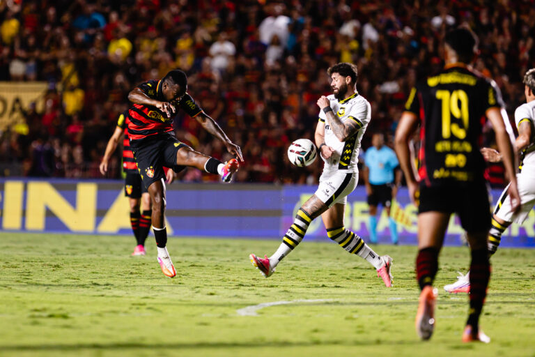 Gol da vitória foi cereja no bolo de uma grande exibição do camisa 7 rubro-negro. (Foto: Paulo Paiva/SCR)