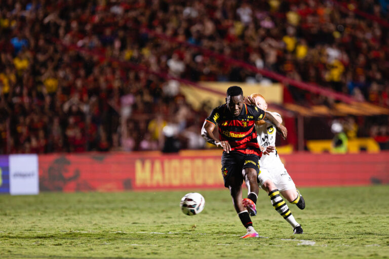 Gol da vitória foi cereja no bolo de uma grande exibição do camisa 7 rubro-negro. (Foto: Paulo Paiva/SCR)