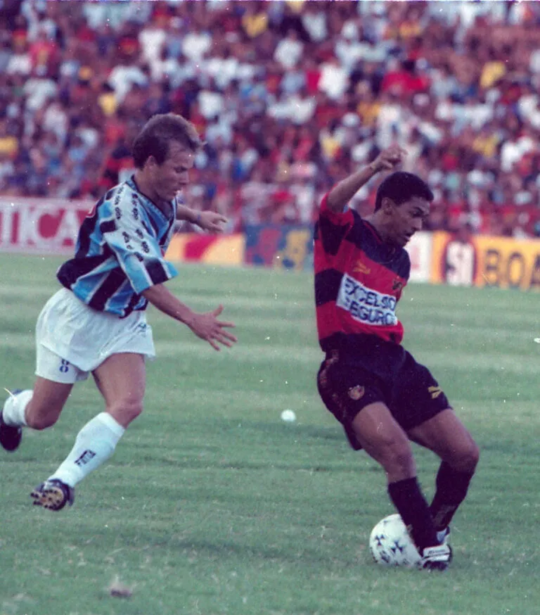 08/03/1998. Credito: Heitor Cunha/DP/D.A Press. Brasil. Recife - PE. Leonardo, jogador do Sport, durante o jogo contra o Porto valido pelo Campeonato Pernambucano.