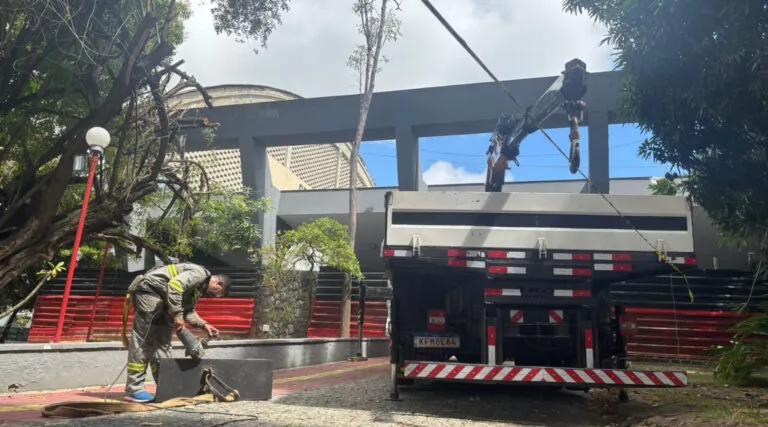 Andamento da reforma da sede da Ilha tem chegada de novas estruturas e guindaste; confira atualização