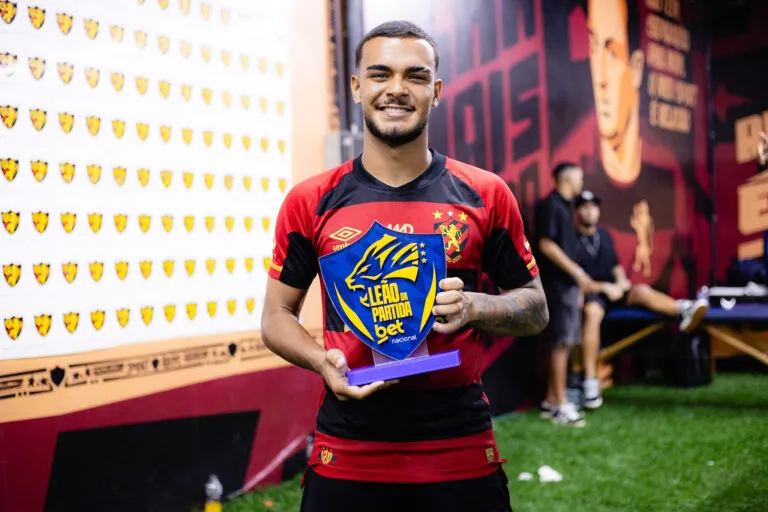 Pucci recebe prêmio de Leão da Partida - Betnacional (Foto: Paulo Paiva/SCR)