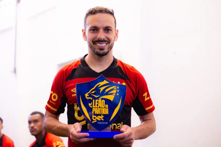 Yago Felipe recebe premiação de Leão da Partida - Betnacional (Foto: Paulo Paiva/SCR)