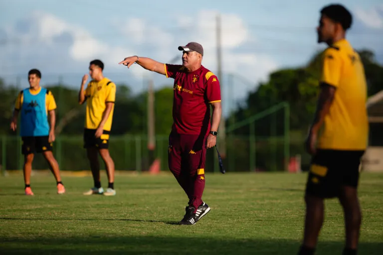 Márcio Goiano comandando treino pré-jogo contra a Jacuipense. Foto: Paulo Paiva/SCR