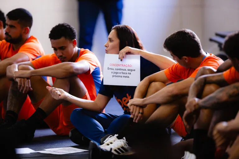 Rosângela Vieira em atividade com os atletas, antes das finais do Pernambucano. Foto: Paulo Paiva/SCR