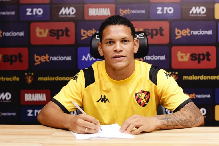 O atacante João Henrique assinou contrato profissional com o Sport | Foto: Paulo Paiva/SCR