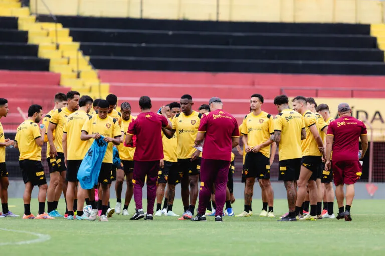 Elenco rubro-negro se reapresenta na Ilha do Retiro