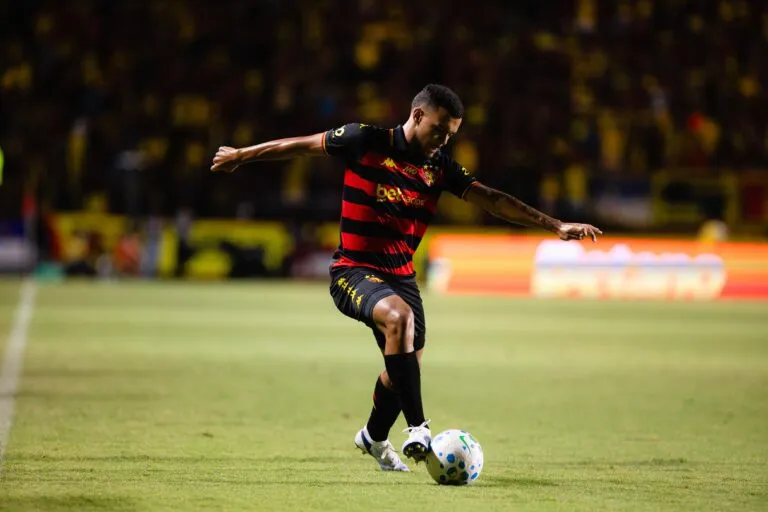 Sport renova com lateral-direito Augusto Pucci