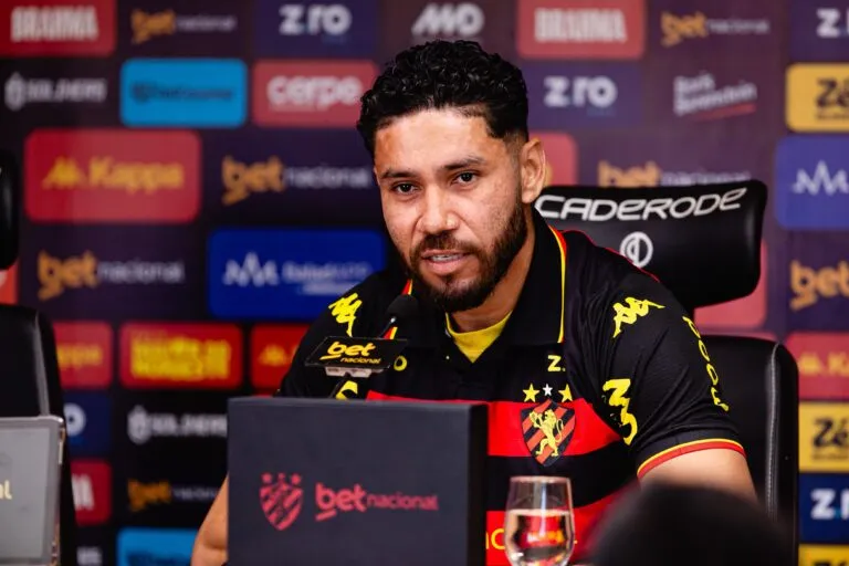 Neto Pessoa é apresentado oficialmente: “Alegria imensa vestir essa camisa”