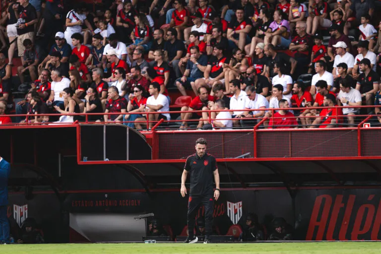 Mais uma partida em que Mariano Soso falou bastante sobre o 'Modelo Sport'; desta vez determinante para o empate, mesmo com um a menos. (Foto: Deividson Isídio e Heber Gomes / Sport)