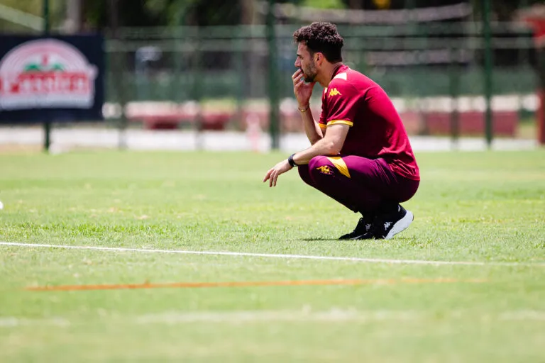 Mariano Soso observa treino com atenção. (Foto/Divulgação: Paulo Paiva/SCR)