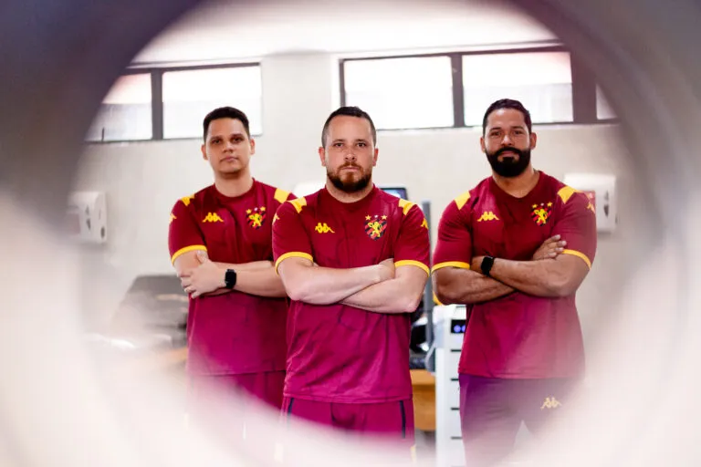 Uma equipe que veste a camisa e trabalha muito fora das quatro linhas! (Foto: Paulo Paiva/SCR)