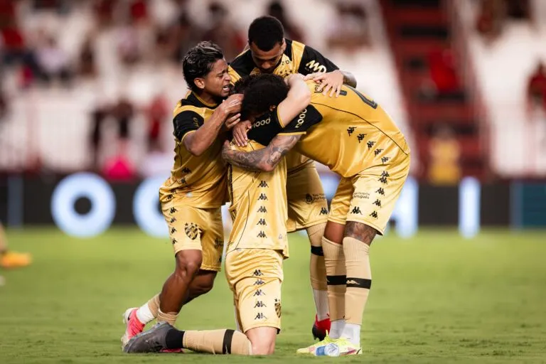 Na raça! Jogadores do Sport vibraram muito com gol de empate. (Foto: Deividson Isídio e Heber Gomes / Sport)