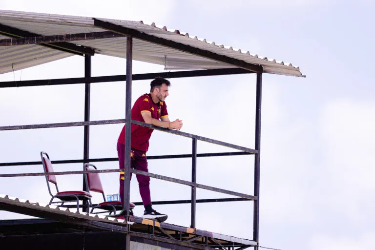 Soso comandou parte do treino com uma visão 'diferente' do campo; rotina costumeira do treinador desde a primeira passagem. (Foto: Paulo Paiva/SCR)